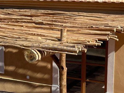 palos de eucalipto para pergola exterior sombreo